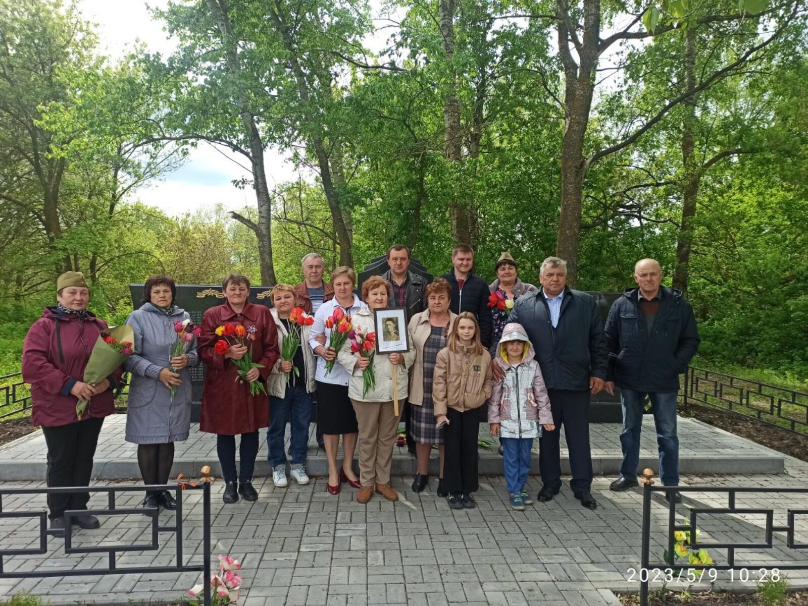 Митинг и возложение венков   9 мая  к Памятнику погибшим односельчанам в годы ВОВ   в с.Красные Холмы.